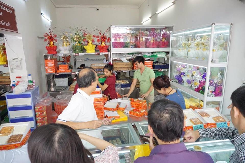 Người Hà Nội xếp hàng từ sáng tới đêm mua bánh trung thu truyền thống - 3 Bánh được nướng luôn tại lò, đóng gói tại chỗ phục vụ khách mua hàng.