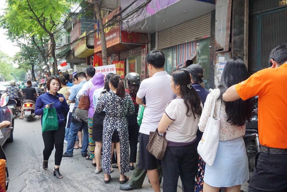 Người Hà Nội xếp hàng từ sáng tới đêm mua bánh trung thu truyền thống - 1 Đoàn người kéo dài cả trăm mét, từ sáng sớm đến tận tối đêm, hết lượt này đến lượt khác như thời bao cấp. Cảnh xếp hàng khiến đoạn đường Thụy Khuê ùn tắc vào giờ cao điểm.