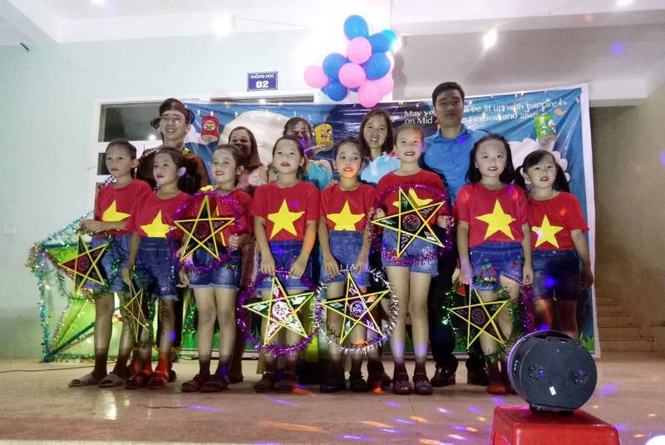 Trung thu ấm áp với học sinh vùng lũ Mường Lát - 9 Niềm vui của các em học sinh vùng lũ Mường Lát trong ngày Tết trung thu sớm (Ảnh: Toàn Trung)