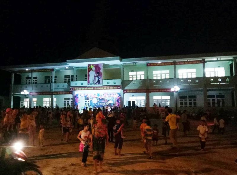 Trung thu ấm áp với học sinh vùng lũ Mường Lát - 7 Bà con dân bản đến chung vui trung thu cùng các cháu học sinh