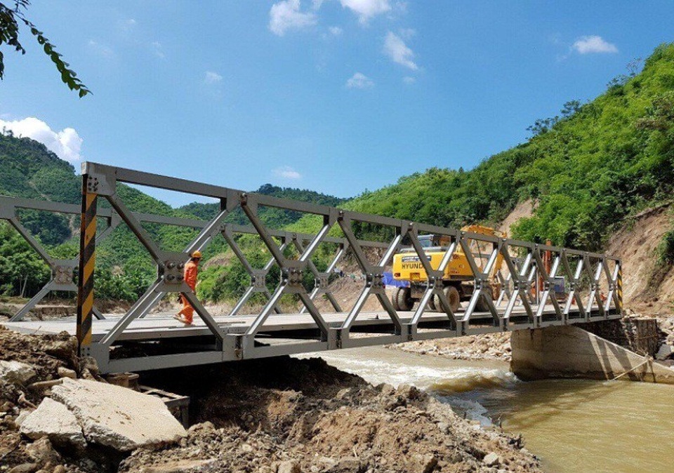 Xã biên giới vùng lũ Mường Lát hết bị chia cắt sau gần một tháng - 3 Sau 5 ngày khẩn trương triển khai, cán bộ, kỹ sư và công nhân Công ty Cổ phần xây dựng cầu đường 5 đã hoàn thành xây lắp xong cây cầu tạm