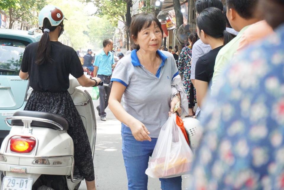 Người Hà Nội xếp hàng từ sáng tới đêm mua bánh trung thu truyền thống - 7 Không như những năm trước, năm nay cửa hàng này không giới hạn số lượng bánh, người mua có thể mua bao nhiêu tùy ý.