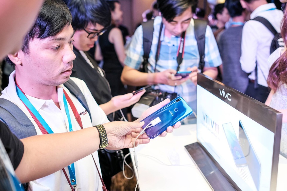 Vivo V11 - màn hình giọt nước, cảm biến vân tay dưới màn hình về Việt Nam - 3 Vivo V11 - màn hình giọt nước, cảm biến vân tay dưới màn hình về Việt Nam - 3