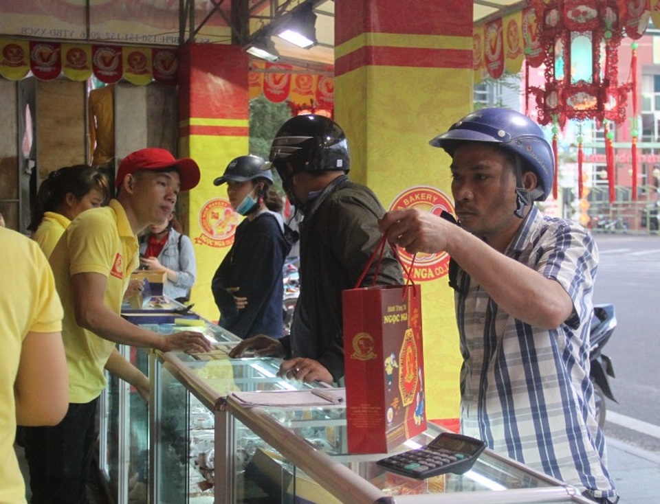 Người dân Bình Định xếp hàng mua bánh trung thu truyền thống - 2 Một cơ sở sản xuất bánh trung thu truyền thống ở Bình Định tấp nhập những ngày cận Tết Trung thu.