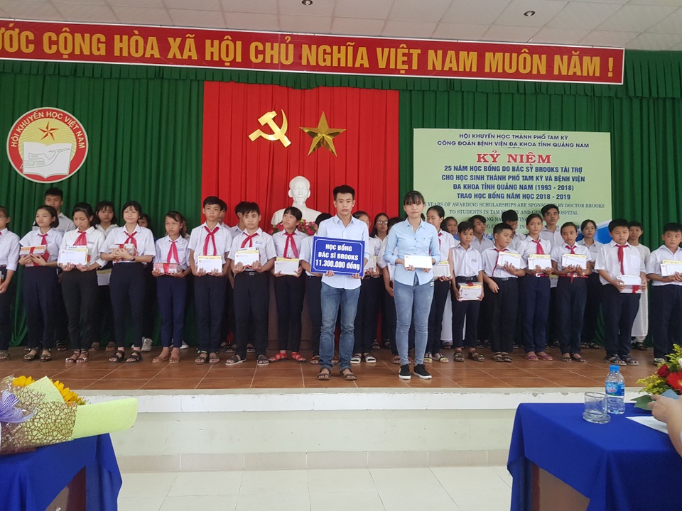 Trao học bổng bác sĩ Brooks đến 75 em học sinh - 1 Các em học sinh nhận học bổng trong dịp này