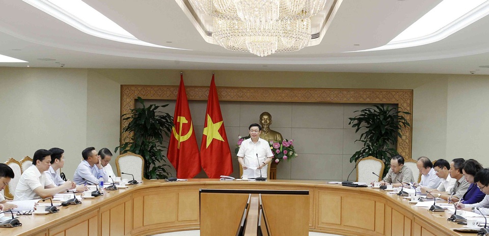 Xử lý hàng loạt cá nhân sai phạm trong 12 dự án yếu kém ngành công thương - 1 Phó Thủ tướng Vương Đình Huệ chủ trì cuộc họp Ban chỉ đạo của Chính phủ về xử lý các tồn tại, yếu kém đối với 12 dự án, doanh nghiệp chậm tiến độ, kém hiệu quả thuộc ngành công thương