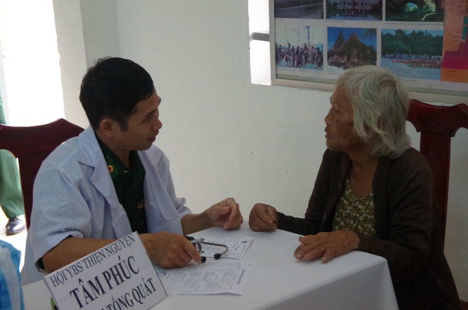 Các y bác sĩ tận tình khám, cấp thuốc cho bà con bệnh nhân thuộc hai xã Tân Hộ Cơ và Bình Phú, huyện Tân Hồng, tỉnh Đồng Tháp.