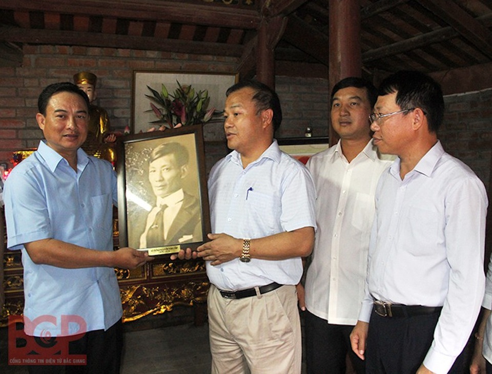 Tỉnh Bắc Giang chuẩn bị chu đáo đón hài cốt cụ Kỳ Đồng về "đất thiêng" Yên Thế - 2
Thứ trưởng Bộ Ngoại giao Vũ Hồng Nam cùng Phó Chủ tịch UBND tỉnh Lê Ánh Dương trao di ảnh nhà yêu nước Kỳ Đồng - Nguyễn Văn Cẩm cho lãnh đạo huyện Yên Thế. (Ảnh: Cổng TTĐT Bắc Giang)