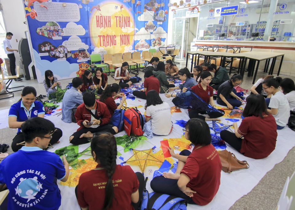 Hàng trăm sinh viên Sài Gòn mang trung thu ấm áp đến trẻ em vùng xa - 1 Đoàn thanh niên và Hội sinh viên Trường ĐH Nguyễn Tất Thành chuẩn bị cho chương trình thiện nguyện chủ đề Hành trình trăng non đến với trẻ em nghèo nhiều tỉnh thành