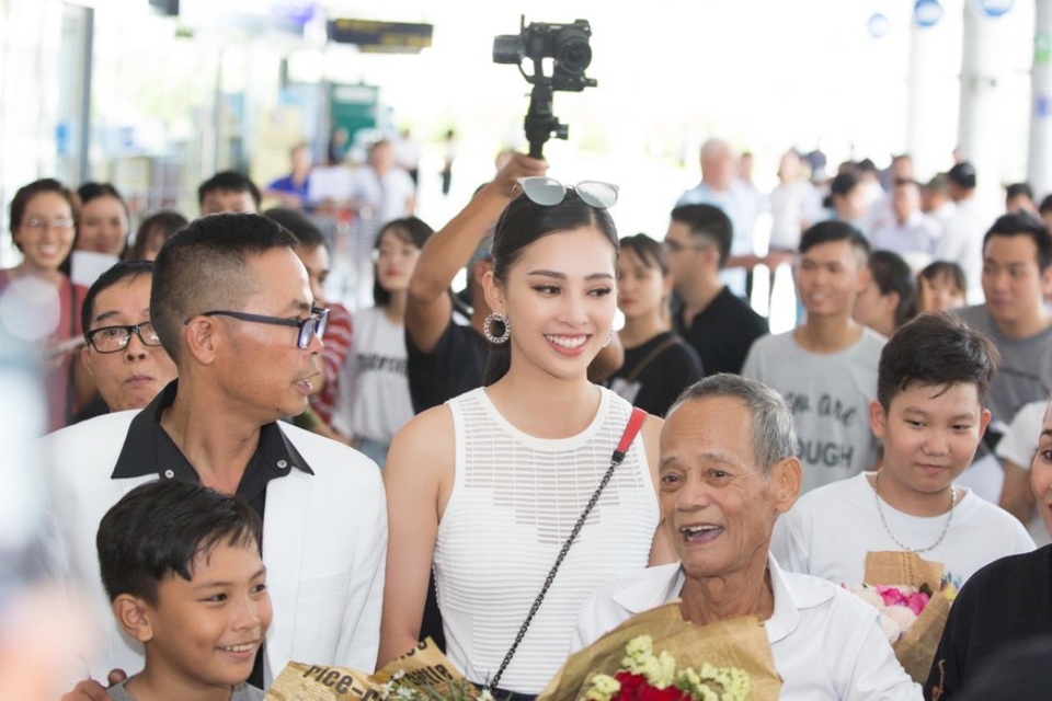 Hoa hậu Trần Tiểu Vy về quê trong vòng vây của người hâm mộ - 6