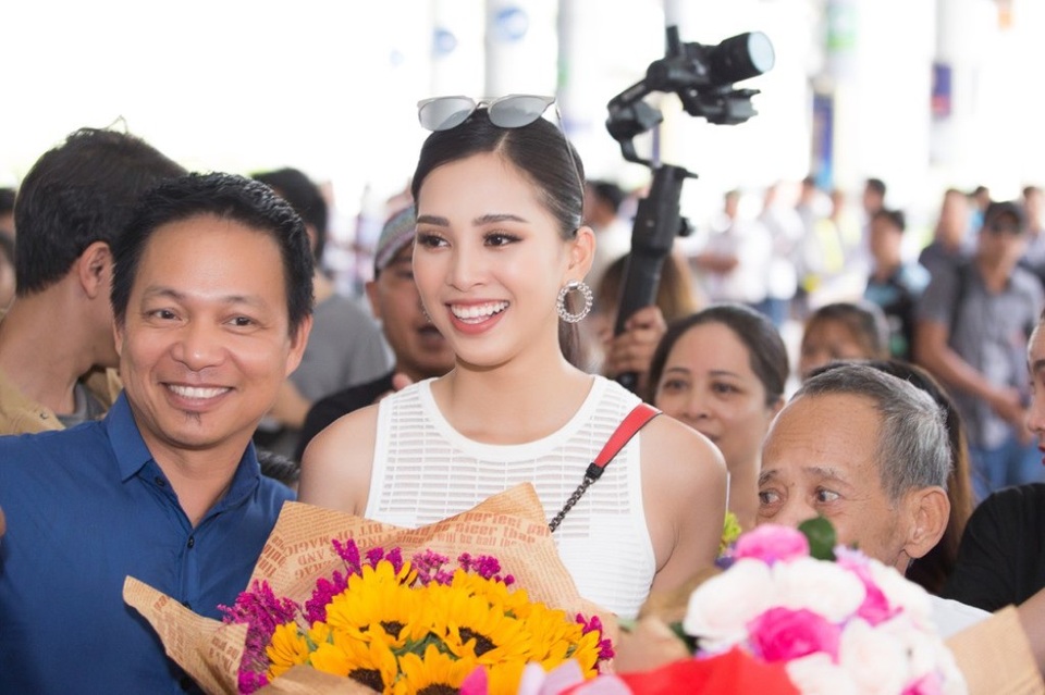 Hoa hậu Trần Tiểu Vy về quê trong vòng vây của người hâm mộ - 7