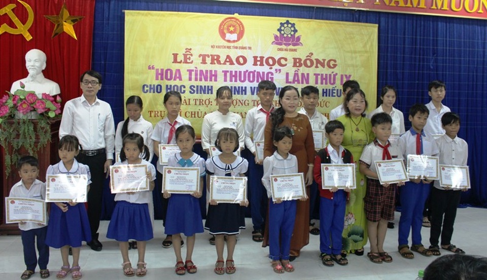 Học bổng “Hoa tình thương” hỗ trợ 200 triệu đồng tặng học sinh, sinh viên hiếu học - 1 Lãnh đạo Hội Khuyến học, Sở GD-ĐT và nhà tài trợ trao học bổng cho các em học sinh có hoàn cảnh khó khăn
