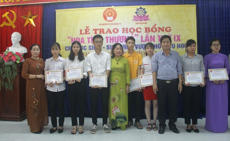 Học bổng “Hoa tình thương” hỗ trợ 200 triệu đồng tặng học sinh, sinh viên hiếu học - 2 ... và các sinh viên hiếu học được nhận sự hỗ trợ