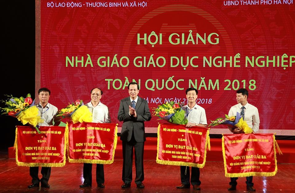 16 nhà giáo đoạt giải nhất tại Hội giảng giáo dục nghề nghiệp - 2
Bộ trưởng Đào Ngọc Dung trao Cờ thi đua tới các đoàn dự thi. (Ánh: Dũng Mạnh)