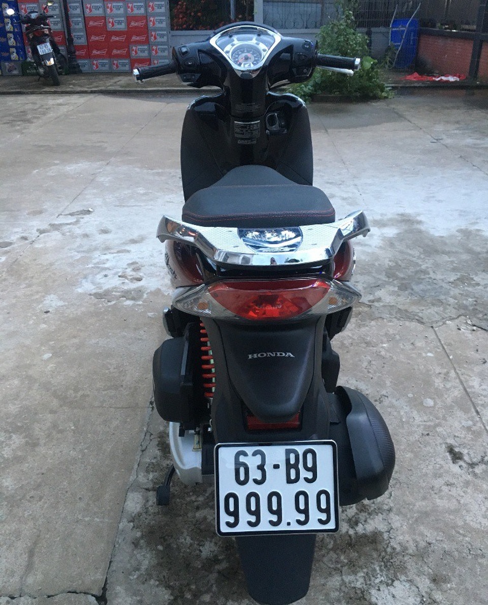 Xe SH mode cũ bán được nửa tỷ đồng nhờ... biển số “đẹp nhất tỉnh” - 1 Mặc dù chiếc xe đã đi được 3000km, nhưng chủ nhân đã bốc được số đẹp và bán ra với giá 500 triệu đồng