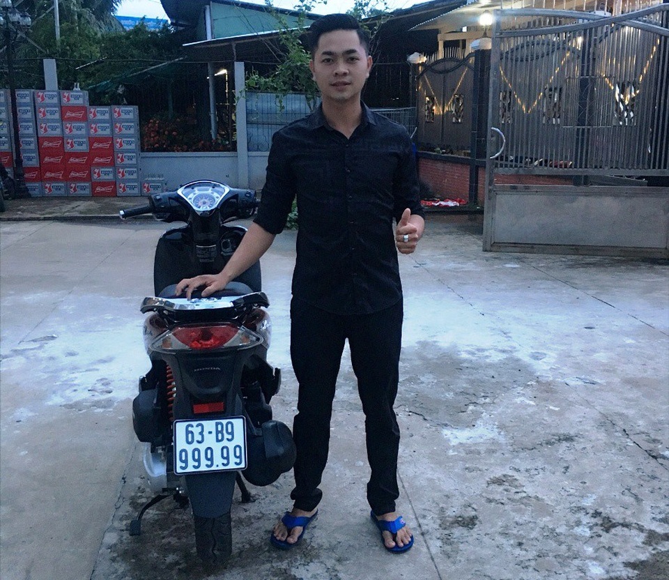 Xe SH mode cũ bán được nửa tỷ đồng nhờ... biển số “đẹp nhất tỉnh” - 3 Anh Tô Nhật Khanh và chiếc biển độc anh vừa mua với giá 500 triệu đồng