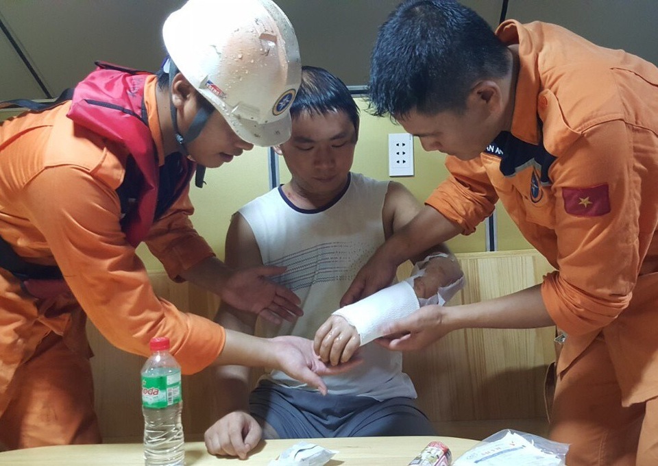 Cứu thuyền viên Trung Quốc bị nạn ngoài khơi Nha Trang - 2 Lực lượng cứu nạn Nha Trang đang tiếp cận chăm sóc ban đầu cho thuyền tàu nước ngoài
