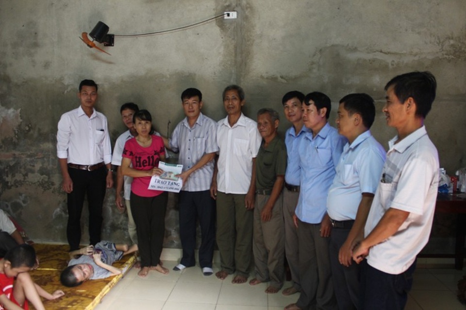 Hơn 172 triệu đồng đến với gia đình chị Lê Thị Hiền - 3 Chính quyền địa phương trao tiền bạn đọc hỗ trợ đến gia đình chị Hiền.