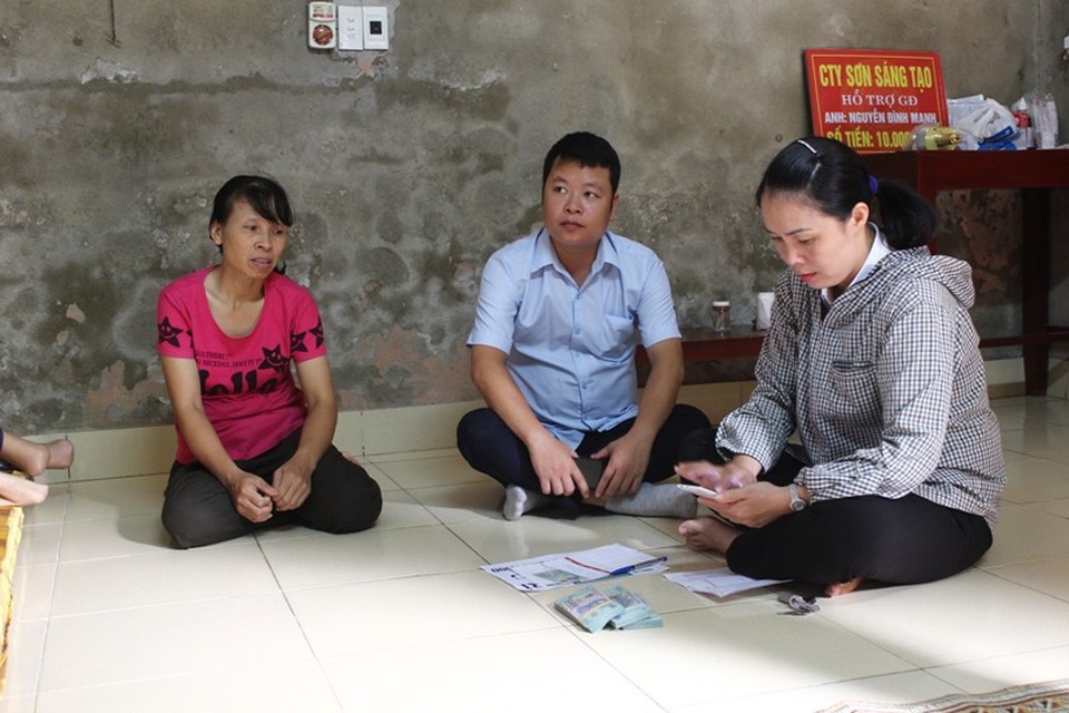 Hơn 172 triệu đồng đến với gia đình chị Lê Thị Hiền - 2 Chính quyền địa phương cũng đã nhờ ngân hàng xuống làm sổ tiết kiệm để gia đình gửi tạm số tiền bạn đọc hỗ trợ trong thời gian chờ điều trị cho anh.