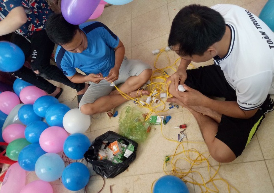 Trung thu ấm áp với học sinh vùng lũ Mường Lát - 3 Dù còn nhiều khó khăn nhưng từ tấm lòng thiện nguyện của các nhà hảo tâm, thầy cô giáo nơi vùng lũ cố gắng để các em học sinh có một mùa trung thu ấm áp
