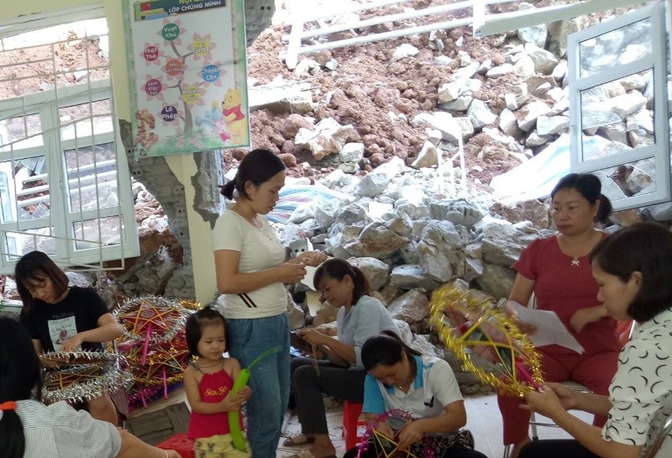Trung thu ấm áp với học sinh vùng lũ Mường Lát - 5 Không khí chuẩn bị trung thu ngay cạnh đống đổ nát sau mưa lũ