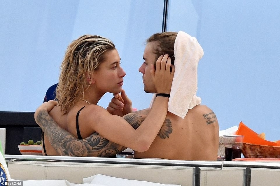 Justin Bieber tình tứ bên Hailey Baldwin - 7
Justin Bieber cưng chiều Hailey Baldwin hết mực