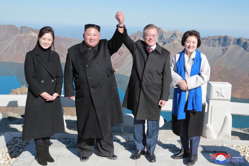 Ai giúp ông Kim Jong-un thực hiện giấc mơ Triều Tiên "hóa rồng"? - 1 Tổng thống Moon Jae-in và nhà lãnh đạo Kim Jong-un cùng hai phu nhân chụp ảnh trên núi Paekdu trong chuyến thăm Triều Tiên của nhà lãnh đạo Hàn Quốc (Ảnh: Reuters)