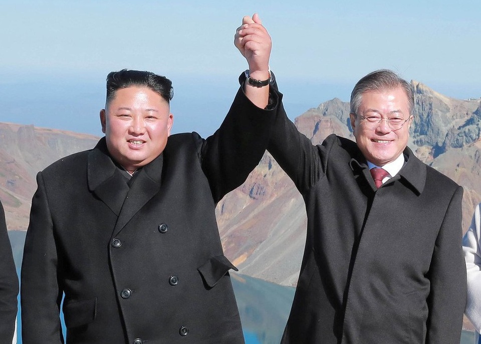 Món quà đặc biệt ông Kim Jong-un tặng tổng thống Hàn Quốc - 2 Tổng thống Moon Jae-in và nhà lãnh đạo Kim Jong-un nắm tay trên đỉnh núi Paekdu tại Triều Tiên hồi tháng 9 (Ảnh: Reuters)