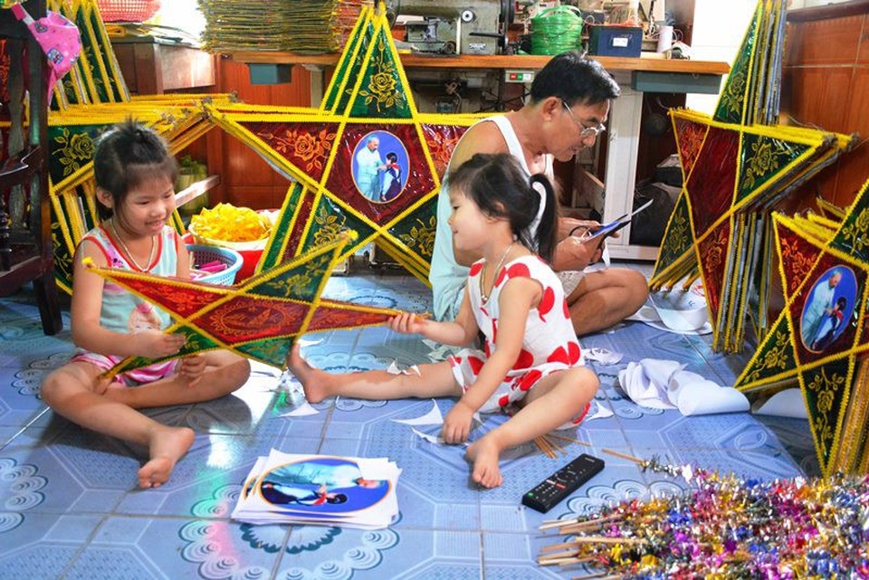 Trung thu về làng đèn ông sao Báo Đáp - 3 Trước sự “xâm lấn” của đồ chơi hiện đại, sự lấn át của hàng ngoại như đèn lồng điện, đèn ông sao điện… đèn ông sao Báo Đáp vẫn giữ nguyên được vẻ gần gũi và thấm đậm tính dân tộc và là một món đồ chơi dân gian không thể thiếu trong mỗi dịp Trung thu về của các em nhỏ Việt Nam
