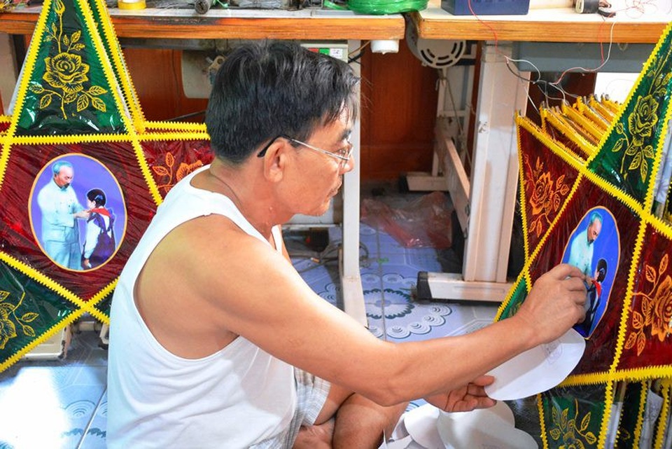 Trung thu về làng đèn ông sao Báo Đáp - 1 Cả làng Báo Đáp có khoảng 1.000 hộ thì hơn nửa hộ dân làm nghề, mỗi năm cung cấp cho thị trường cả nước khoảng 1,5 - 2 triệu cây đèn