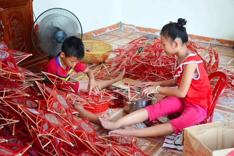 Trung thu về làng đèn ông sao Báo Đáp - 2 Làm đèn ông sao không chỉ người lớn mà ngay những trẻ nhỏ cũng tranh thủ phụ giúp gia đình
