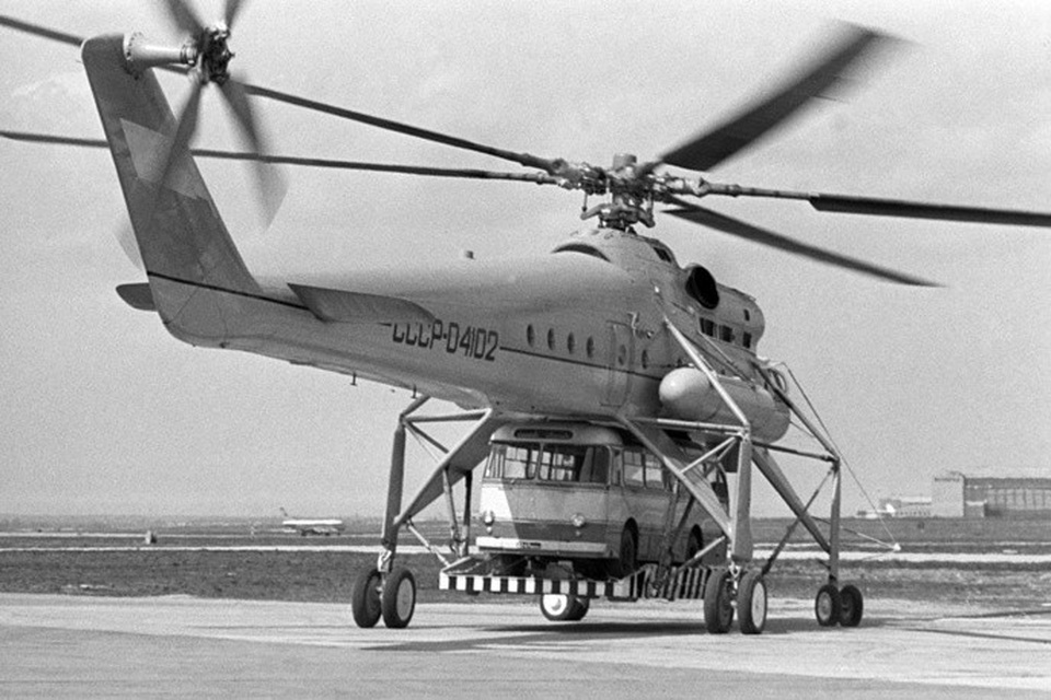 Dàn trực thăng uy lực của quân đội Nga - 3 Mi-10 là trực thăng vận tải quân sự của Liên Xô, được phát triển từ Mi-6 và bắt đầu đưa vào hoạt động từ năm 1963. Mi-10 được thiết kế đặc biệt để có thể chuyên chở các hàng hóa cồng kềnh và tải trọng lớn.