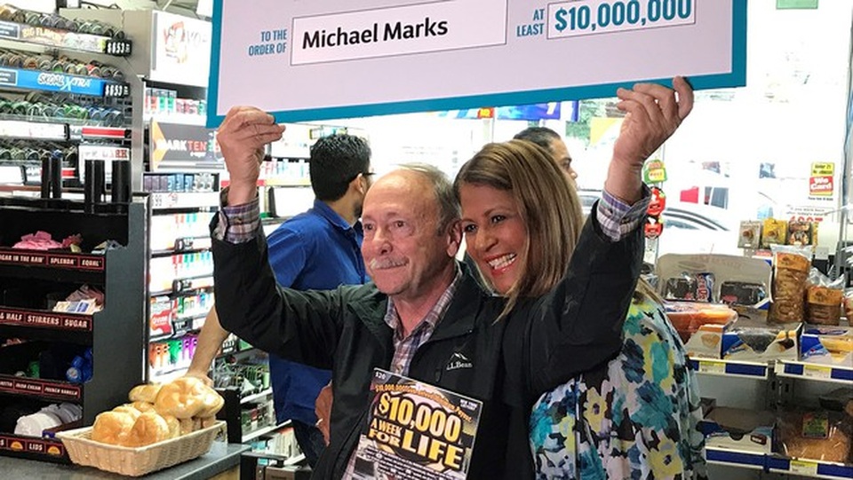 Ông lão chơi xổ số cả đời mới trúng độc đắc 233 tỷ đồng - 1 Ông Michael Marks nhận giải thưởng 10 triệu USD. (Nguồn: abc7NY)