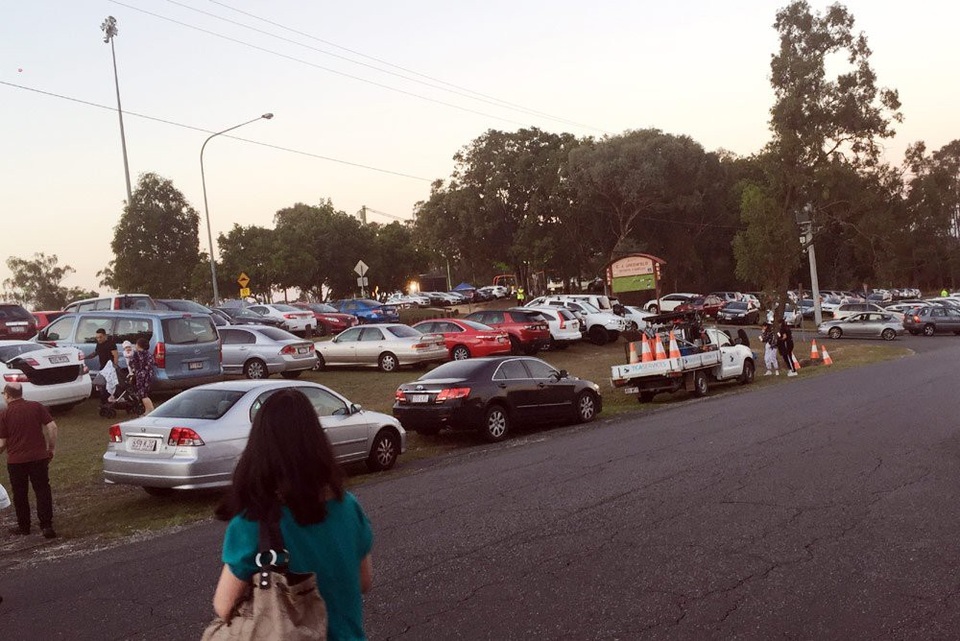 Trung thu của người Việt ở nước ngoài - 1 Bãi đỗ xe không còn chỗ đậu.