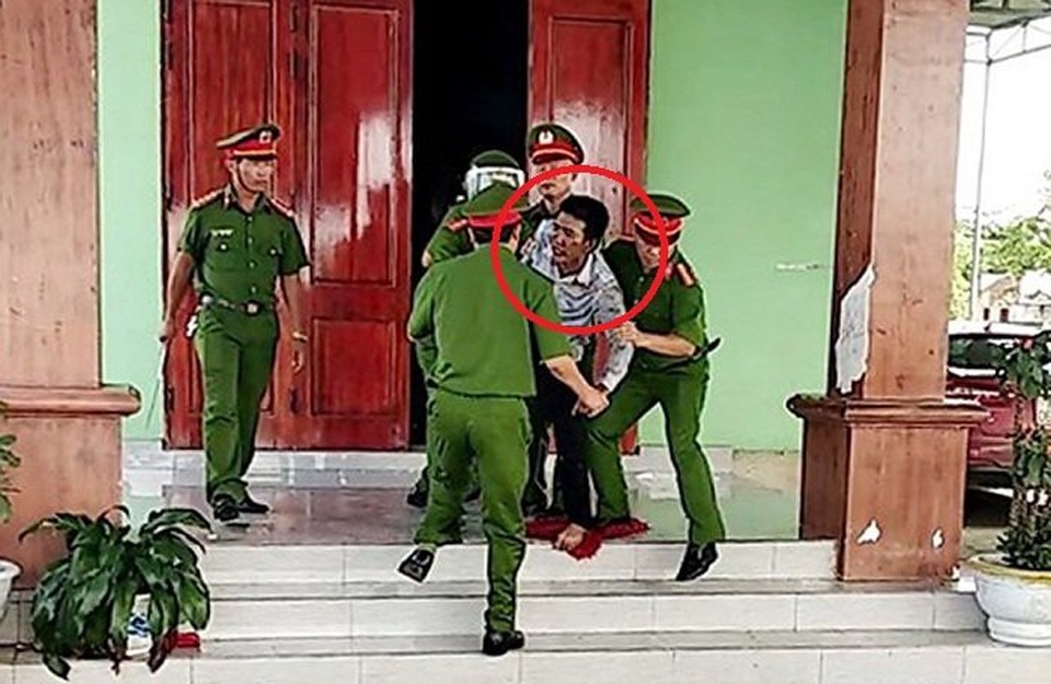 Đánh vợ nhừ tử, nhốt 3 con nhỏ tự thiêu do cuồng ghen - 2 Quân bị lực lượng công an khống chế