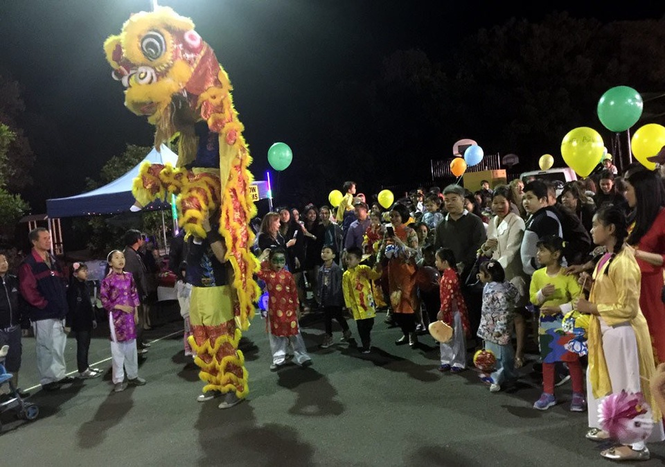 Trung thu của người Việt ở nước ngoài - 4
Đội lân mừng Trung thu.