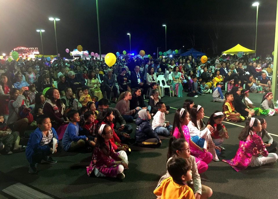 Trung thu của người Việt ở nước ngoài - 5 Người lớn, em bé say sưa theo dõi những màn trình diễn trên sân khấu.
