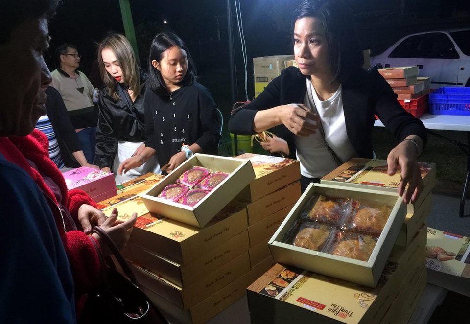 Trung thu của người Việt ở nước ngoài - 6 Bán bánh Trung thu.