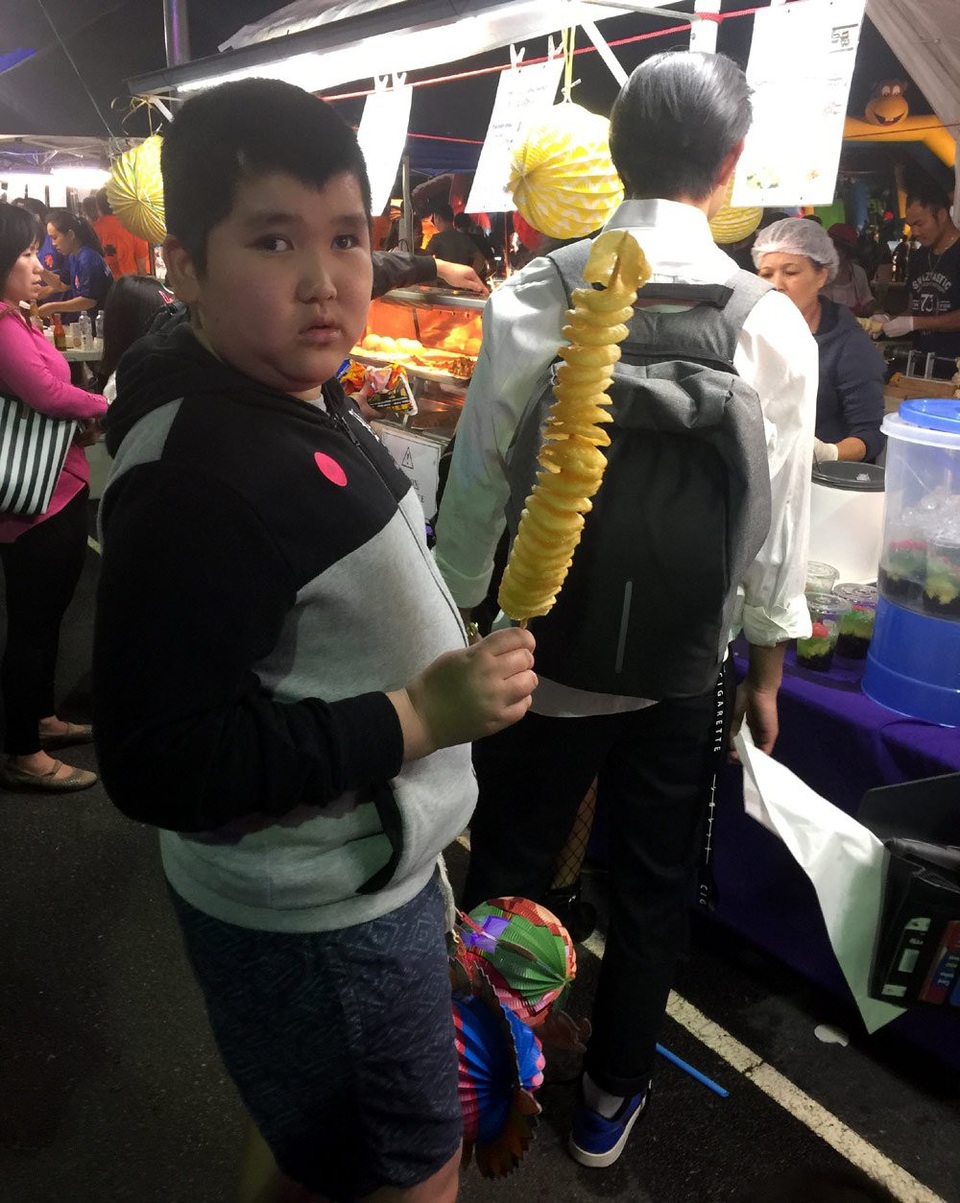 Trung thu của người Việt ở nước ngoài - 7 Bé ăn bánh phồng tôm.