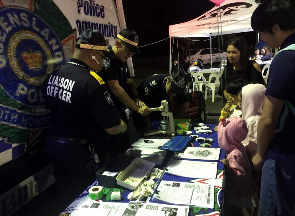 Trung thu của người Việt ở nước ngoài - 8 Vừa giữ trật tự, các cảnh sát Australia vừa tặng quà cho các bé.