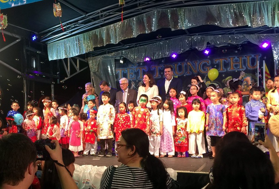 Trung thu của người Việt ở nước ngoài - 9 Trình diễn áo dài.