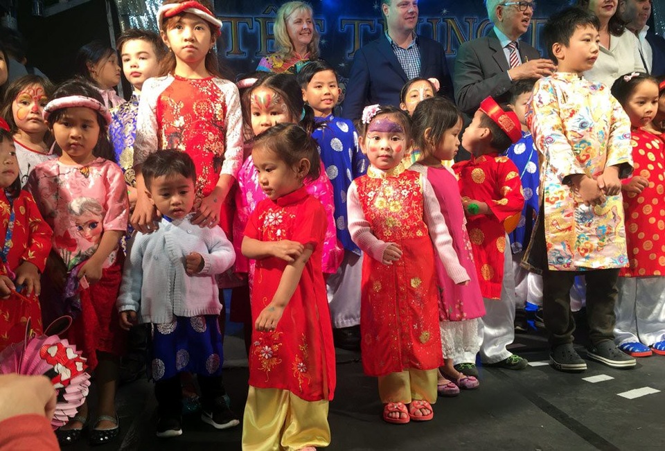 Trung thu của người Việt ở nước ngoài - 10 Các bé trong trang phục áo dài.