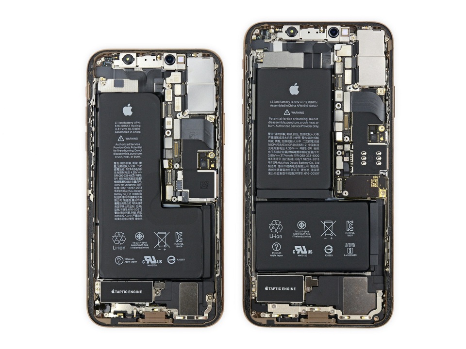 iPhone XS có thỏi pin nhỏ hơn iPhone X, vẫn cho thời lượng sử dụng lâu hơn - 2 Sự khác biệt về thỏi pin trên iPhone XS (trái) và iPhone XS Max (phải)