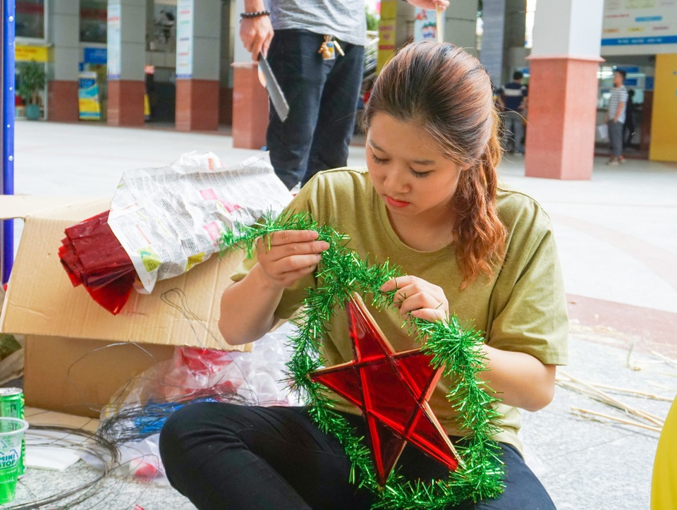 Hàng trăm sinh viên Sài Gòn mang trung thu ấm áp đến trẻ em vùng xa - 2 Tương tự, sinh viên Trường ĐH Công nghệ TPHCM cũng tự làm lồng đèn và làm bánh trung thu để tặng cho các em hoàn cảnh khó khăn
