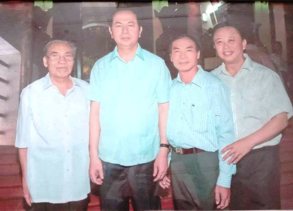 Thầy giáo cũ của Chủ tịch nước xót xa khi học trò qua đời - 1 Cụ Toàn (bìa trái) chụp ảnh lưu niệm cùng Chủ tịch nước Trần Đại Quang trong lần thầy trò gặp mặt tại quê nhà.