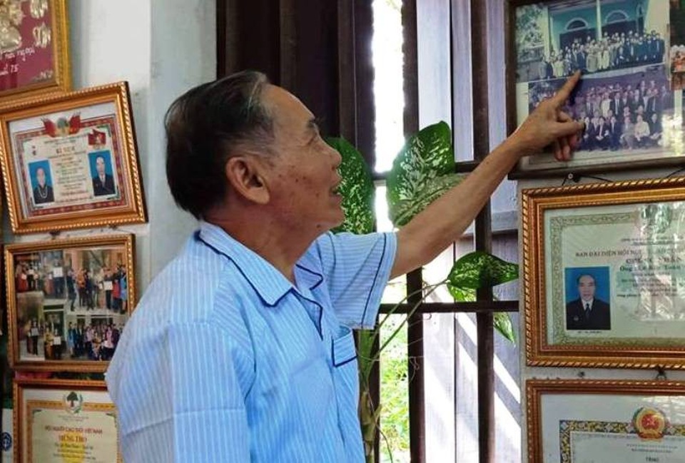 Thầy giáo cũ của Chủ tịch nước xót xa khi học trò qua đời - 2
Thầy giáo chủ nhiệm cấp 3 của Chủ tịch nước Trần Đại Quang nhìn những bức hình thầy trò chụp chung năm xưa.