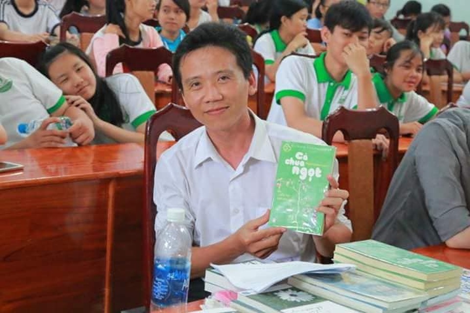 Người thầy đáng kính đã ra đi... - 2
Nhiều năm qua, mọi người xung quanh đều nhìn thấy sự miệt mài của thầy trong việc đưa sách về học trò.