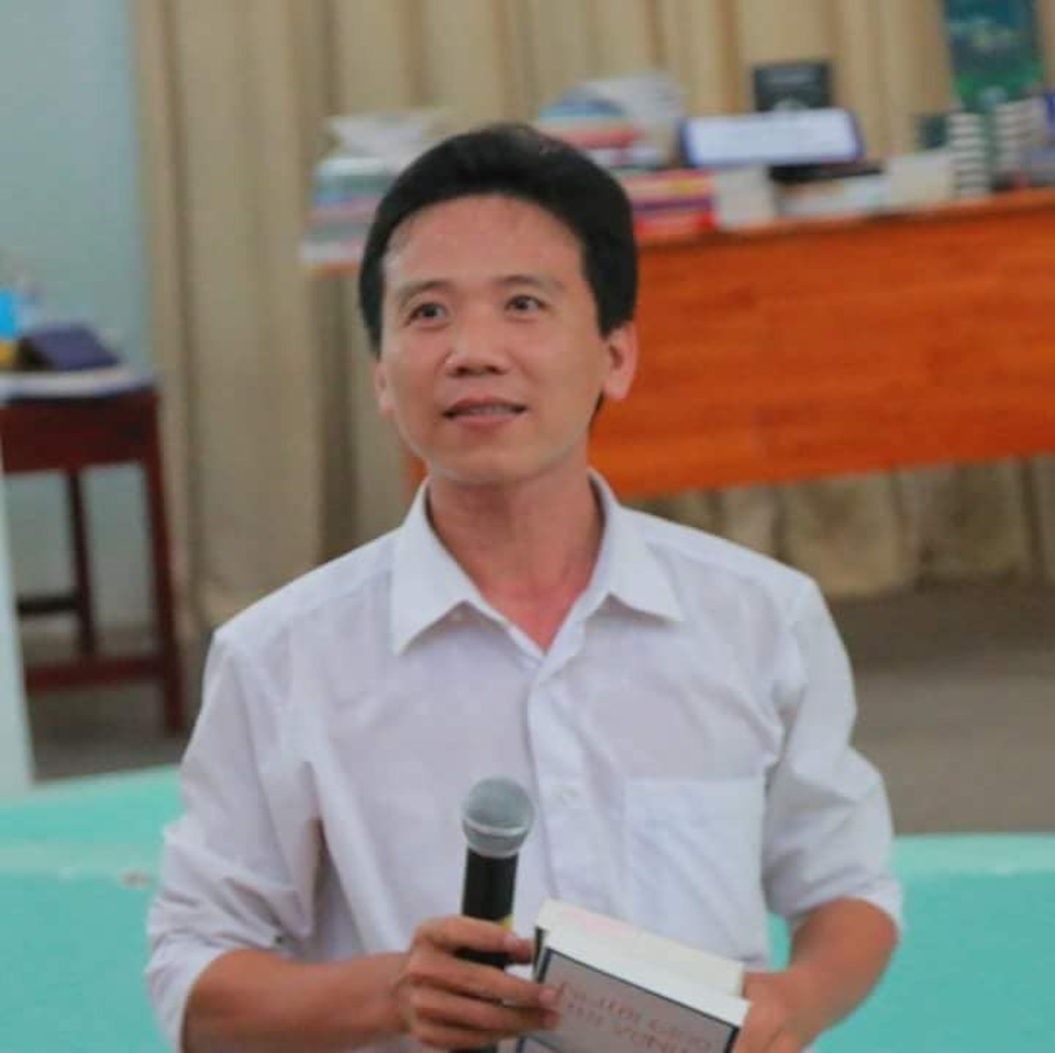 Người thầy đáng kính đã ra đi... - 3 Thầy Huỳnh Văn Thế trong các buổi giới thiệu sách với học trò