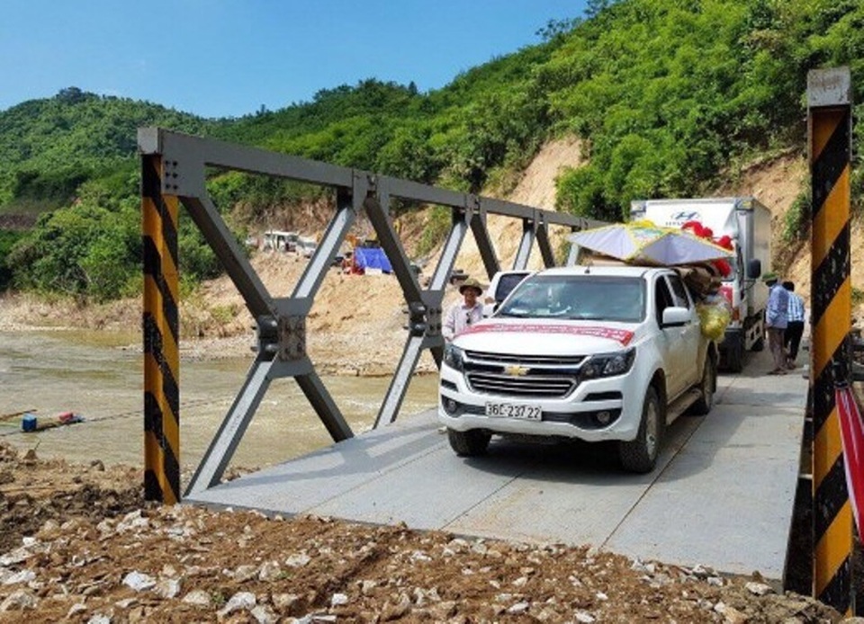 Xã biên giới vùng lũ Mường Lát hết bị chia cắt sau gần một tháng - 4 Việc hoàn thành lắp đặt cầu tại bản Na Chừa, góp phần hết sức quan trọng cho công tác khắc phục hậu quả, cứu trợ cho nhân dân vùng lũ
