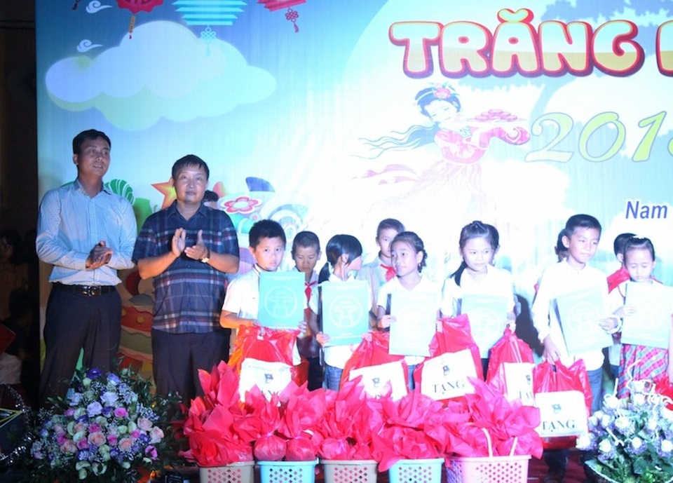 Trung thu sớm ở vùng rốn lũ Chương Mỹ - Ảnh 3. Trung thu sớm ở vùng rốn lũ Chương Mỹ - Ảnh 3.